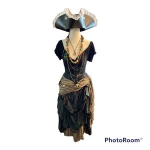 🎃🎃🎃 Complete Ladies Pirate Outfit- Black/Green 🎃🎃🎃